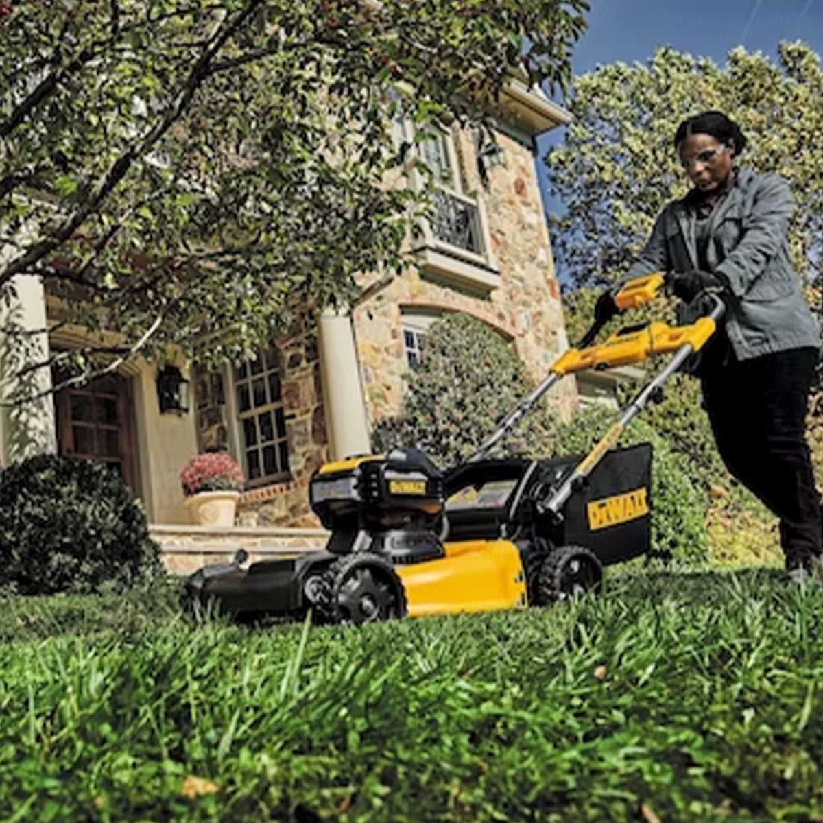 20V MAX Self Propelled 21.5 Inch Brushless Lawn Mower R68237