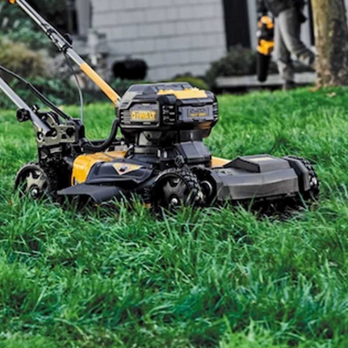 20V MAX Self Propelled 21.5 Inch Brushless Lawn Mower R68237